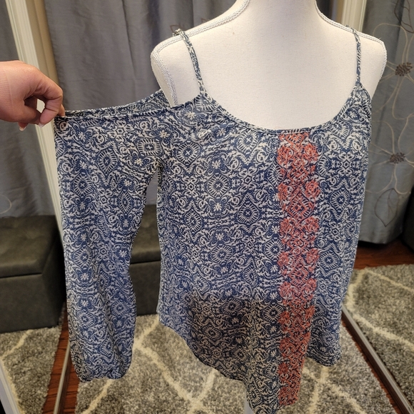 Off shoulders women top - Picture 2 of 5